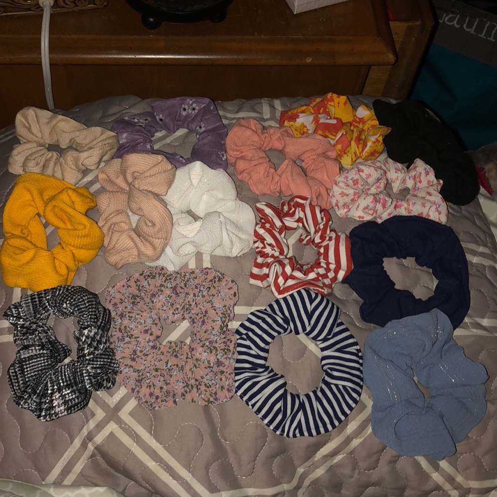 free scrunchie w every purchase 🙂